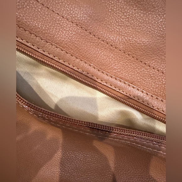 Made In ITALY Cristian Genuine Leather tan bag with removable shoulder strap. - Picture 6 of 11